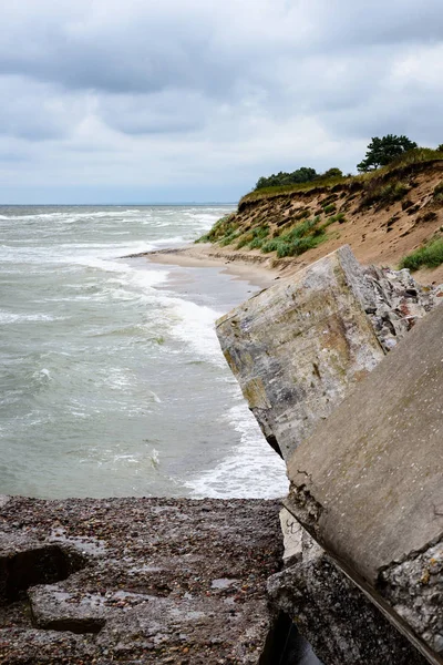 Rovine di vecchi fortini di guerra sulla spiaggia — Foto Stock