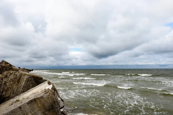 eski savaş kale Harabeleri sahilde