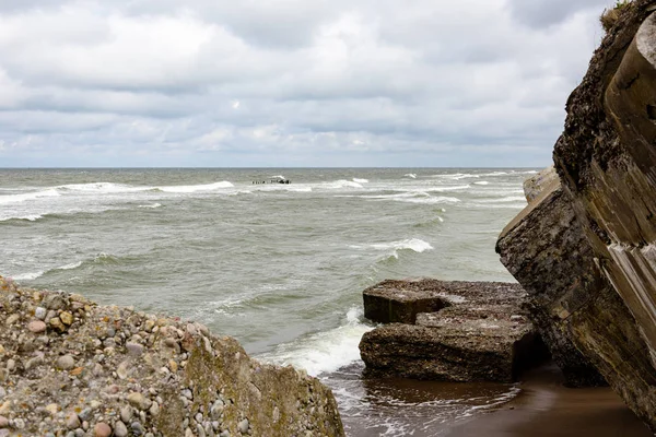 Rovine di vecchi fortini di guerra sulla spiaggia — Foto Stock