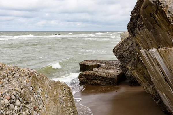eski savaş kale Harabeleri sahilde