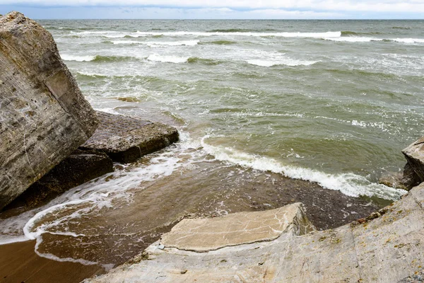 eski savaş kale Harabeleri sahilde