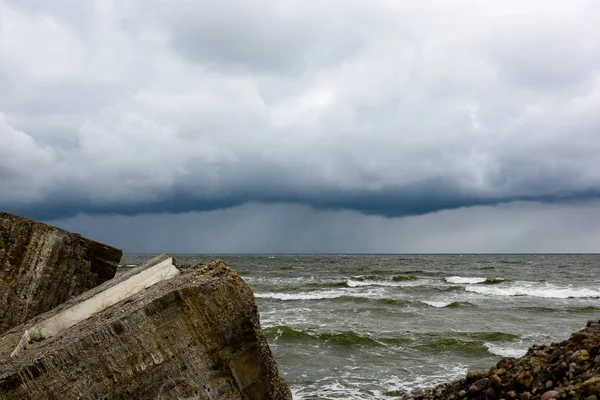 eski savaş kale Harabeleri sahilde