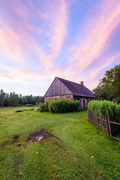 kırsal üzerinde dramatik günbatımı