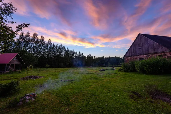 Coucher de soleil spectaculaire sur la campagne — Photo