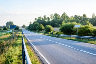 sabah güneş ışınları ile köy yolunda