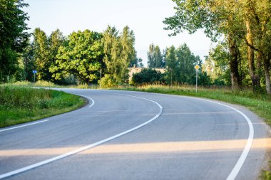 sabah güneş ışınları ile köy yolunda