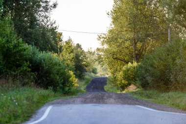 sabah güneş ışınları ile köy yolunda