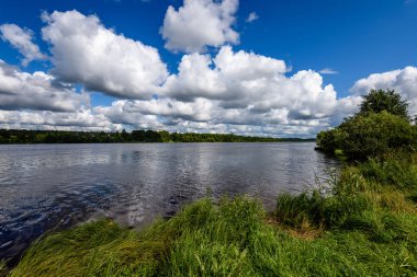 yaz göl üzerinde renkli bulutlar