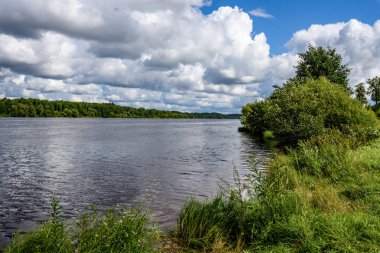 yaz göl üzerinde renkli bulutlar