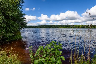 yaz göl üzerinde renkli bulutlar