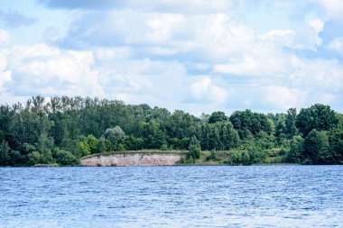 yaz göl üzerinde renkli bulutlar