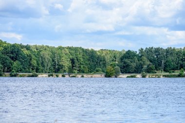 yaz göl üzerinde renkli bulutlar