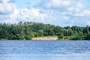 yaz göl üzerinde renkli bulutlar