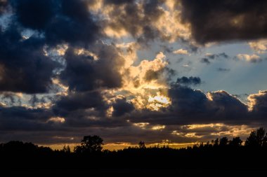yaz göl üzerinde renkli bulutlar