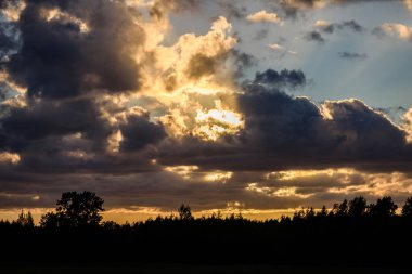 yaz göl üzerinde renkli bulutlar