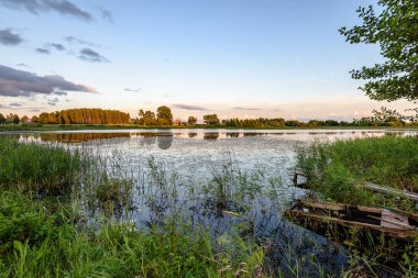 yaz göl üzerinde renkli bulutlar