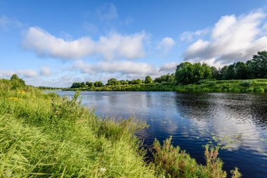 yaz göl üzerinde renkli bulutlar
