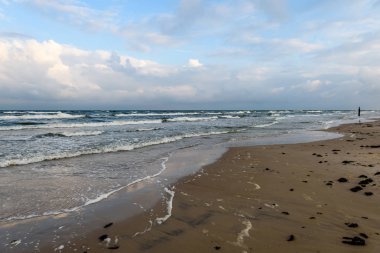 Fırtınalı bir plaj sabah görünümünü.