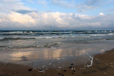 Fırtınalı bir plaj sabah görünümünü.