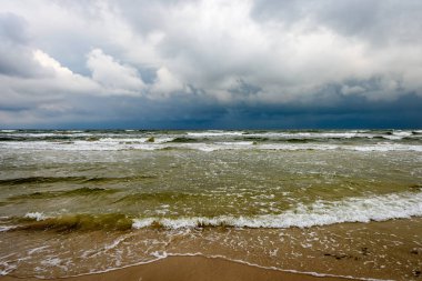 Fırtınalı bir plaj sabah görünümünü.