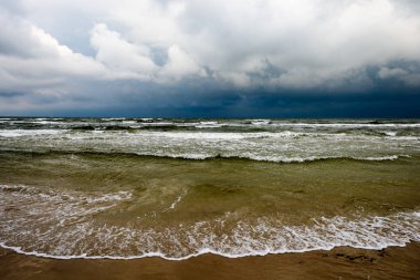 Fırtınalı bir plaj sabah görünümünü.
