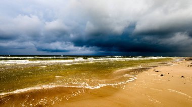 Fırtınalı bir plaj sabah görünümünü.