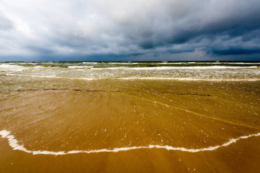 Fırtınalı bir plaj sabah görünümünü.