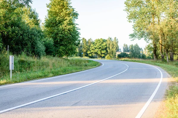 sabah güneş ışınları ile köy yolunda