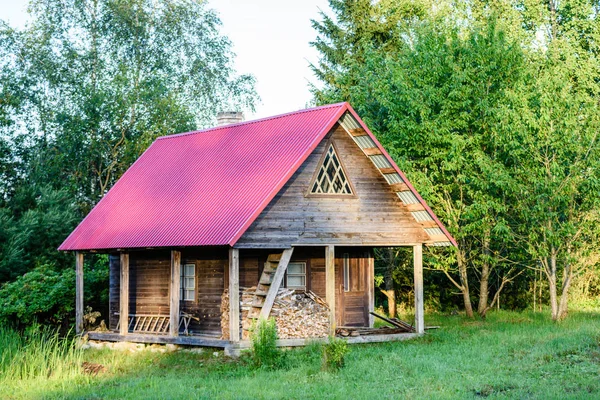 Manhã cedo no jardim rural com cerca e raios de sol — Fotografia de Stock