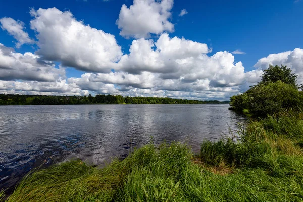 yaz göl üzerinde renkli bulutlar