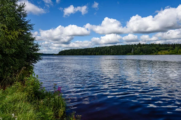 Nuages colorés sur le lac d'été — Photo