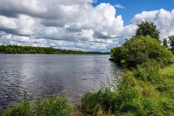 yaz göl üzerinde renkli bulutlar