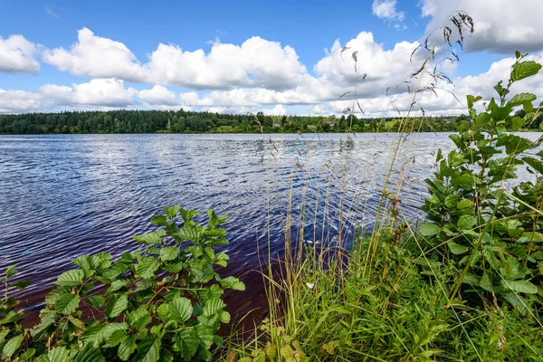 Nuages colorés sur le lac d'été — Photo