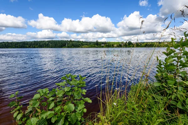 yaz göl üzerinde renkli bulutlar
