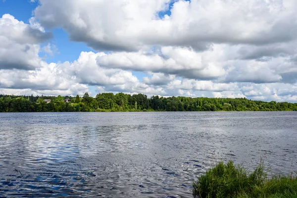 Nuages colorés sur le lac d'été — Photo