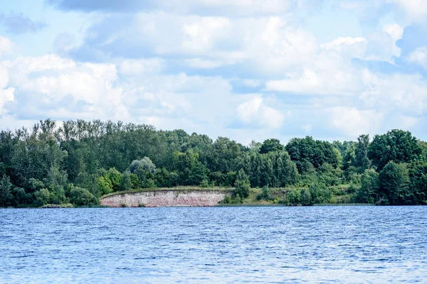yaz göl üzerinde renkli bulutlar