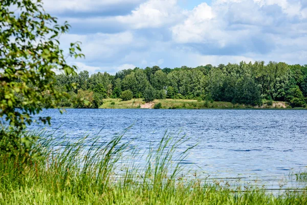 yaz göl üzerinde renkli bulutlar