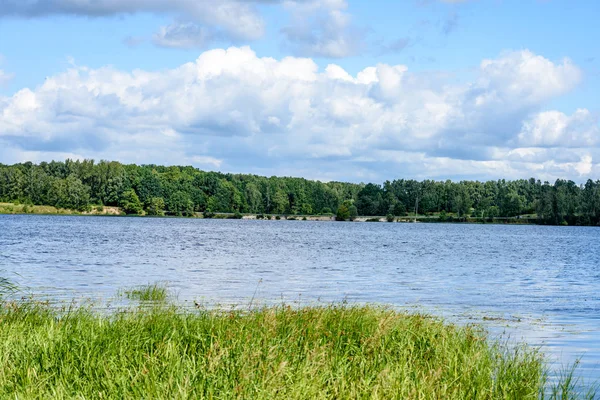 yaz göl üzerinde renkli bulutlar