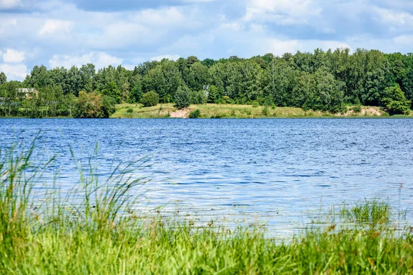 yaz göl üzerinde renkli bulutlar