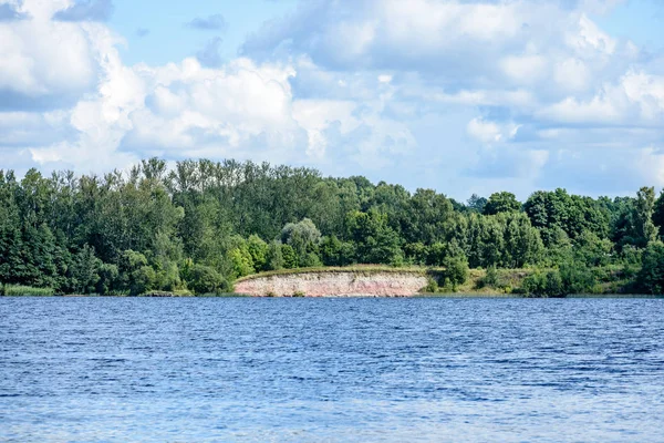 yaz göl üzerinde renkli bulutlar