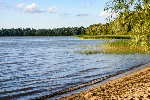 Colorful clouds over the summer lake — Stock Photo, Image