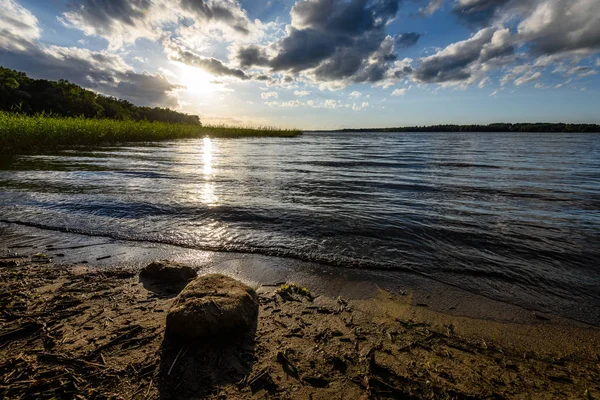 Vy av en klippig kust strand i solnedgången — Stockfoto