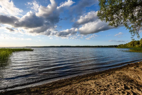 Günbatımında bir kayalık sahil plaj görünümünü