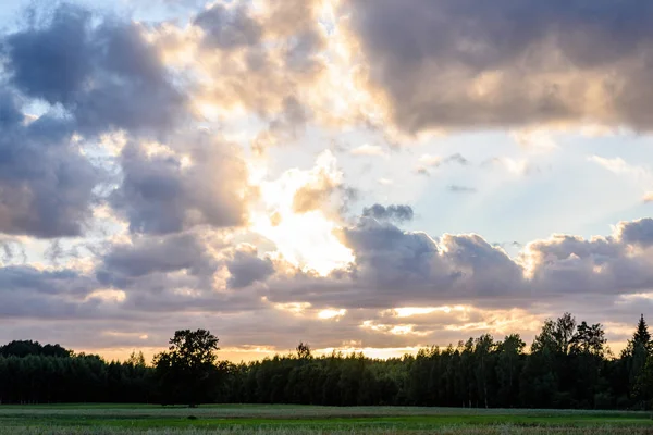 yaz göl üzerinde renkli bulutlar