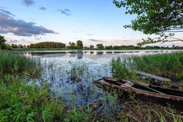 yaz göl üzerinde renkli bulutlar