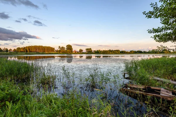 yaz göl üzerinde renkli bulutlar