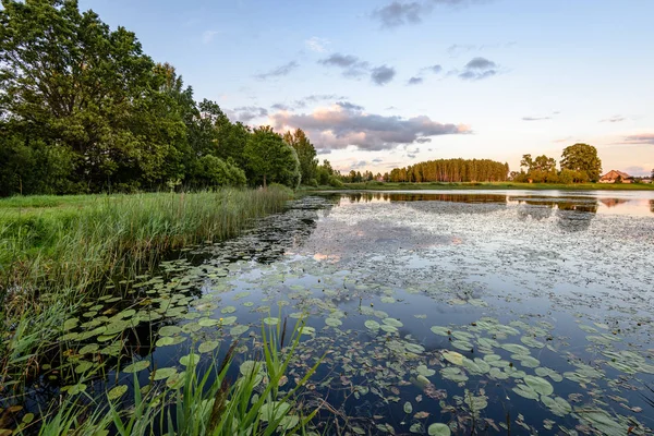 yaz göl üzerinde renkli bulutlar