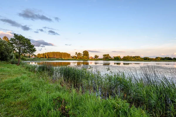 yaz göl üzerinde renkli bulutlar