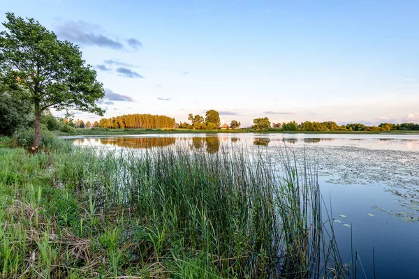 yaz göl üzerinde renkli bulutlar