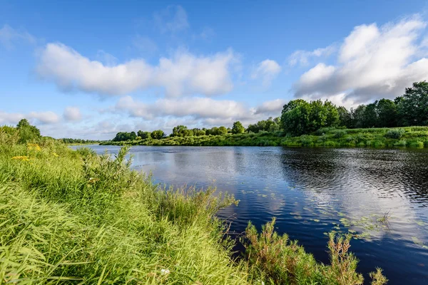 yaz göl üzerinde renkli bulutlar